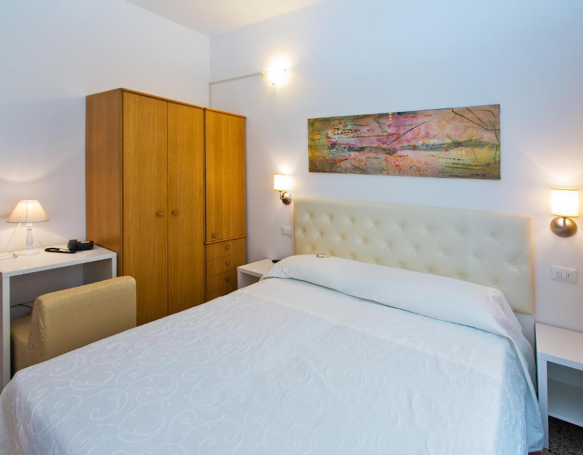 Hotel Maine Finale Ligure Bagian luar foto
