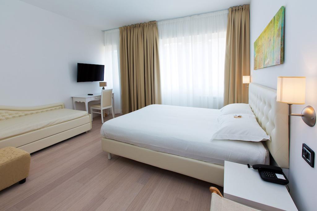 Hotel Maine Finale Ligure Ruang foto